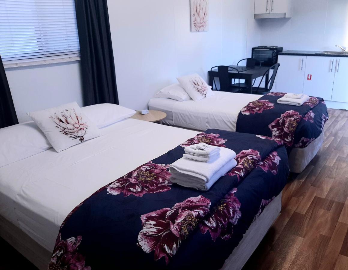 Mt Larcom Tourist Park Hotel Mount Larcom Bagian luar foto