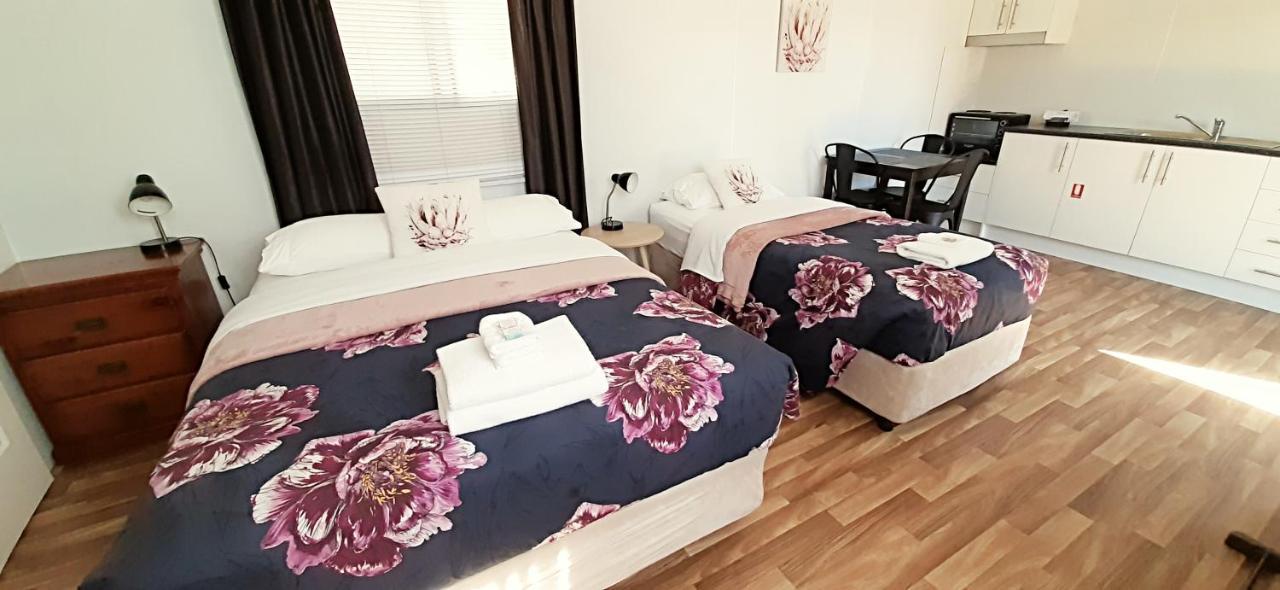 Mt Larcom Tourist Park Hotel Mount Larcom Bagian luar foto