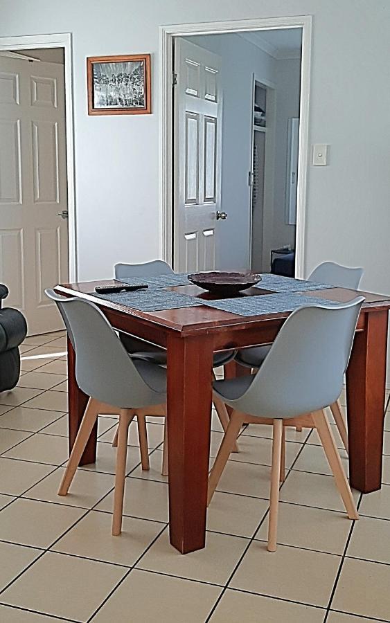 Mt Larcom Tourist Park Hotel Mount Larcom Bagian luar foto