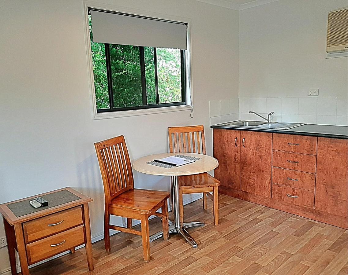 Mt Larcom Tourist Park Hotel Mount Larcom Bagian luar foto