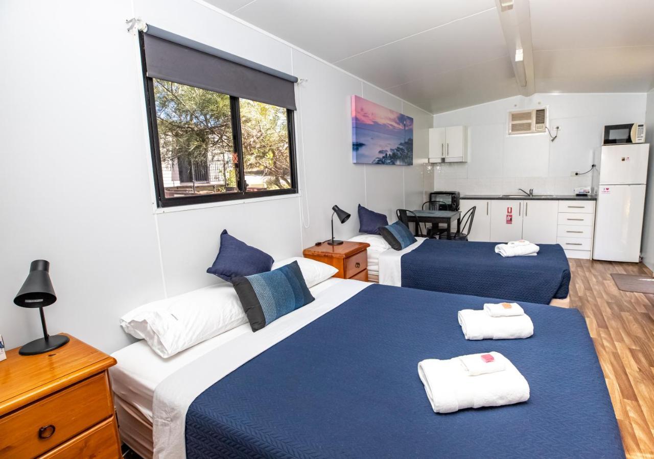 Mt Larcom Tourist Park Hotel Mount Larcom Bagian luar foto