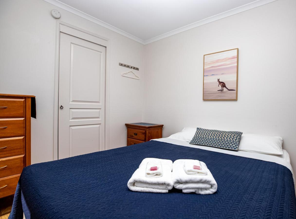 Mt Larcom Tourist Park Hotel Mount Larcom Bagian luar foto