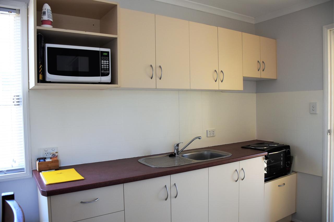 Mt Larcom Tourist Park Hotel Mount Larcom Bagian luar foto