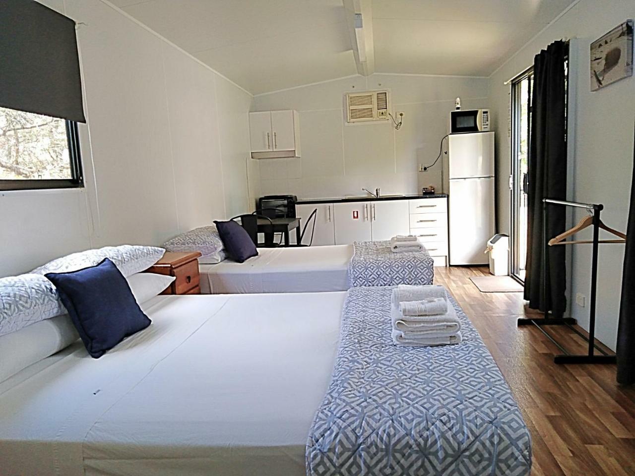 Mt Larcom Tourist Park Hotel Mount Larcom Bagian luar foto