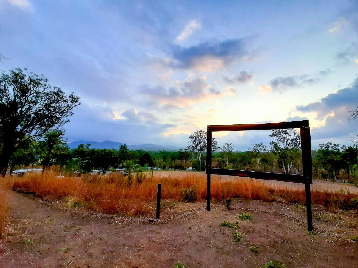 Mt Larcom Tourist Park Hotel Mount Larcom Bagian luar foto